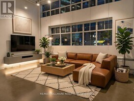 1173 Dundas St E in Toronto, ON - Building Photo