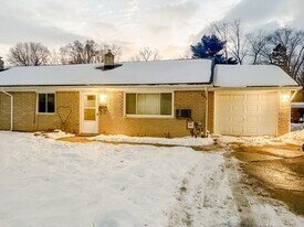 220-224 O'Doherty Rd in Brighton, MI - Building Photo