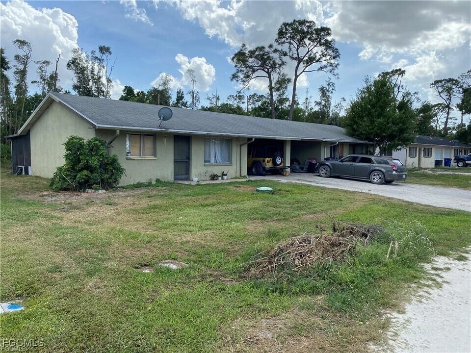 2038 Eloise Cir in North Fort Myers, FL - Building Photo