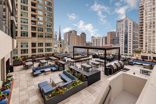 30 E Huron St, Unit 2003 in Chicago, IL - Building Photo - Building Photo
