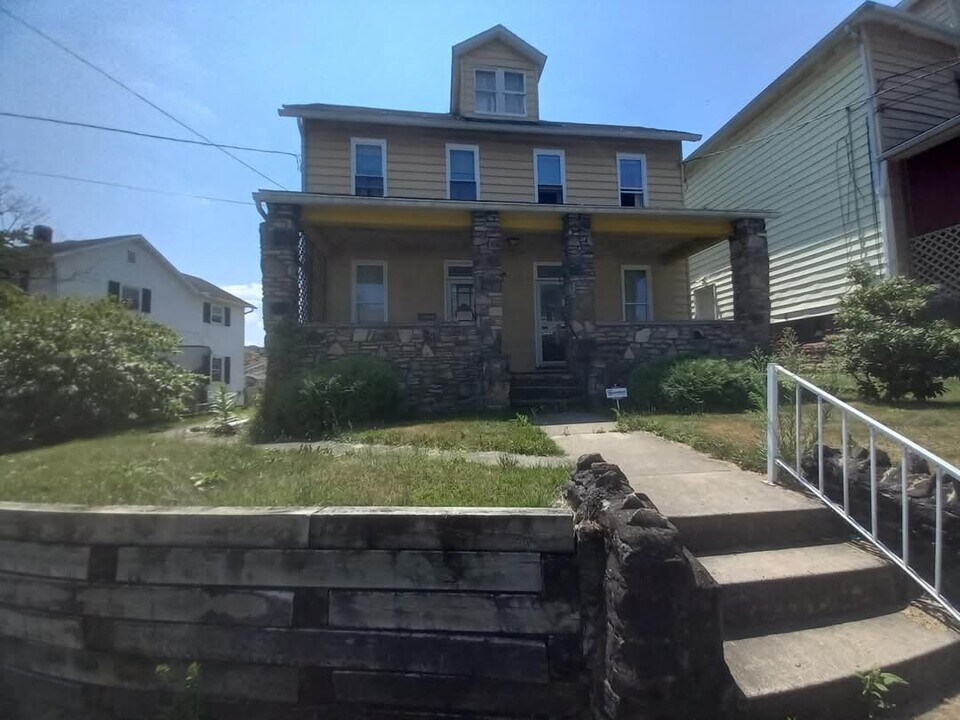 305 Decker Ave in Johnstown, PA - Foto de edificio