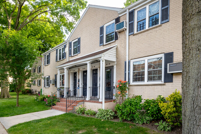 The Estates at Bayside in Oakland Gardens, NY - Foto de edificio - Building Photo