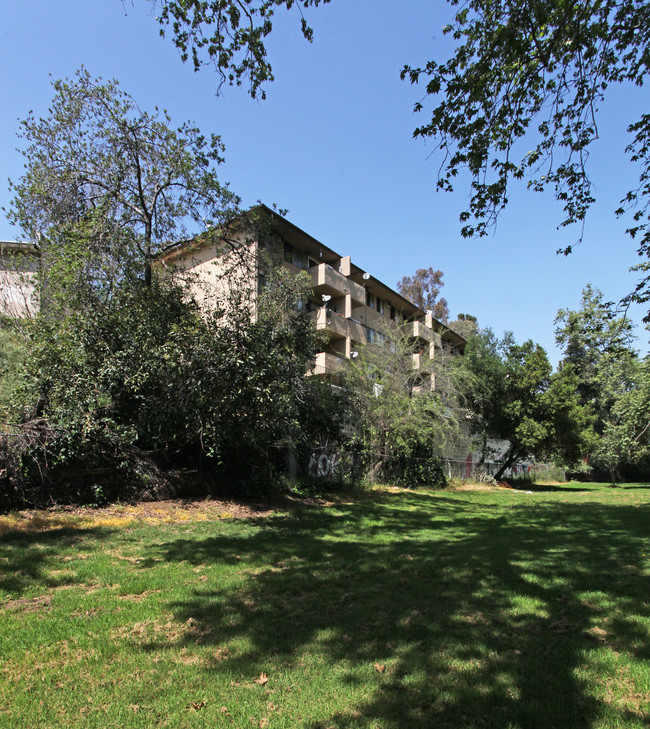 327 S Avenue 60 in Los Angeles, CA - Foto de edificio - Building Photo