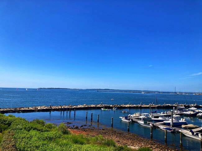 4 Stonington Cmns in Stonington, CT - Building Photo - Building Photo