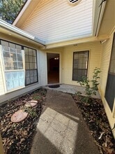 718 Brazos St in Rockdale, TX - Building Photo - Building Photo