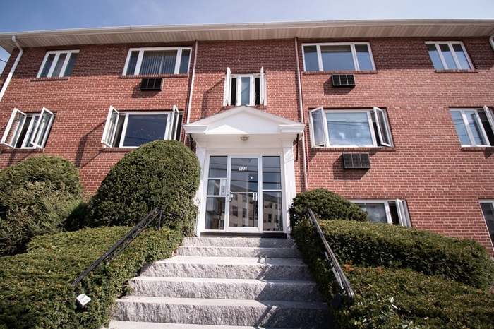 133 Warren St, Unit 4 in Watertown, MA - Foto de edificio