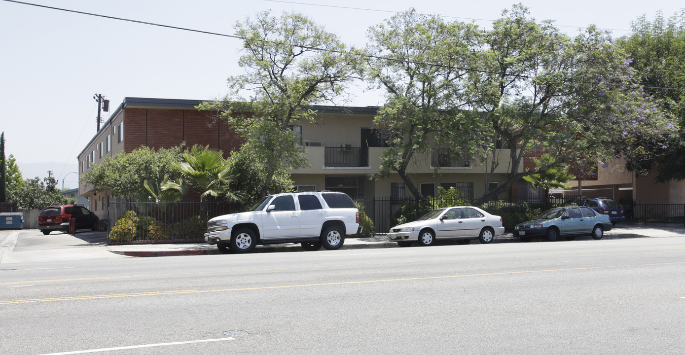 7524 Vineland Ave in Sun Valley, CA - Building Photo