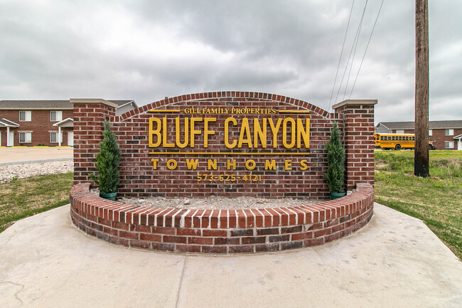 Bluff Canyon in Poplar Bluff, MO - Foto de edificio - Building Photo