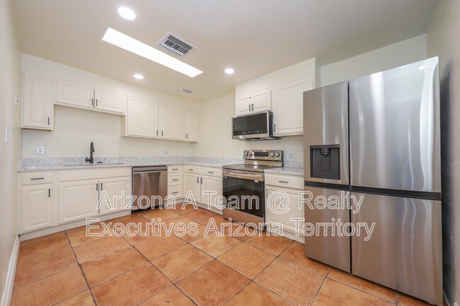 property at 1654 N Rosemont Blvd