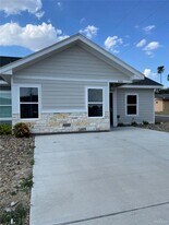 20-3 1/2 3 1/2 St in La Joya, TX - Building Photo