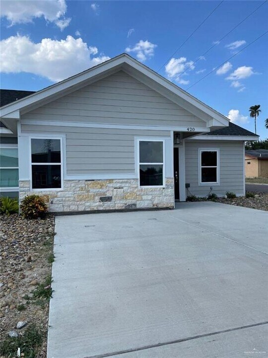 20-3 1/2 3 1/2 St in La Joya, TX - Building Photo