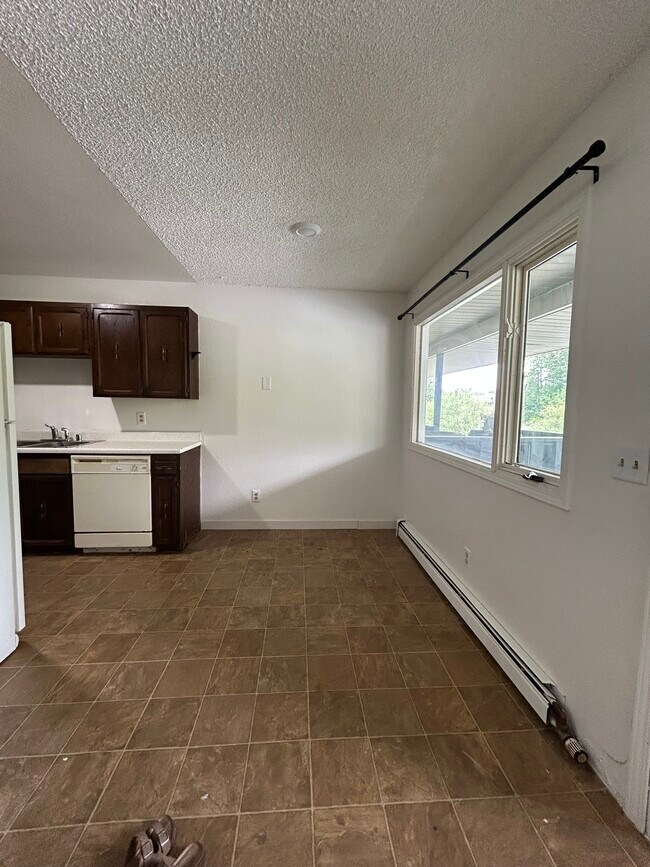 1710 Muldoon Cir in Anchorage, AK - Building Photo - Building Photo