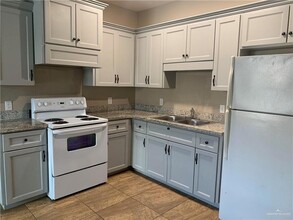 3300 N Moorefield Rd, Unit 8 in Mission, TX - Foto de edificio - Building Photo