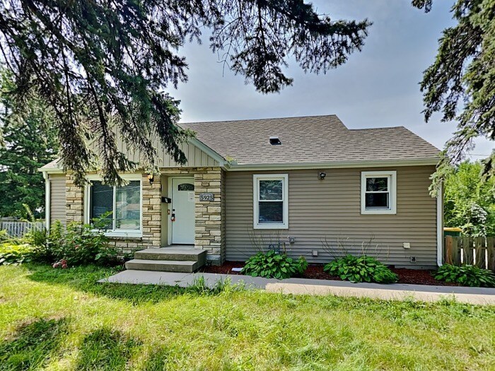 5925 36th Ave N in Minneapolis, MN - Building Photo