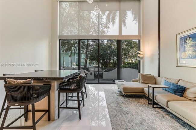 6000 Collins Ave, Unit 112 in Miami Beach, FL - Foto de edificio - Building Photo