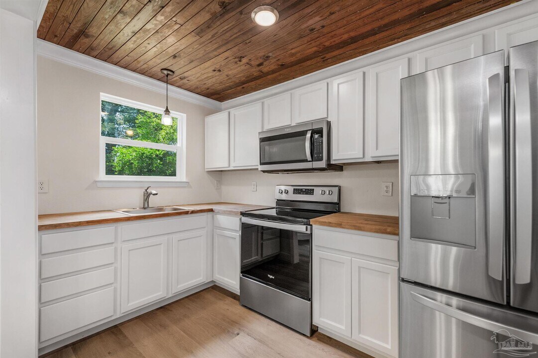 211 Broadmoor Ln in Pensacola, FL - Building Photo