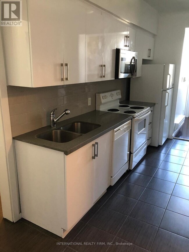 159 Montrose Ave in Toronto, ON - Building Photo - Building Photo