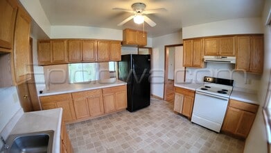 827 Suburban St NE in Cedar Rapids, IA - Building Photo - Building Photo