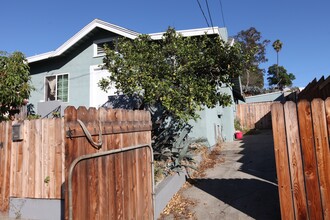 640 S Mott St in Los Angeles, CA - Foto de edificio - Building Photo