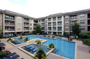 ALMA on Maple in Dallas, TX - Building Photo