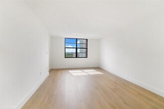 2333 Brickell Ave, Unit 1506 in Miami, FL - Foto de edificio - Building Photo
