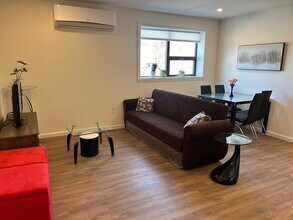 64 Salem St, Unit 02 in Medford, MA - Foto de edificio - Building Photo