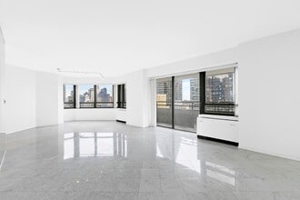 240 E 47th St, Unit 22D in New York, NY - Building Photo - Building Photo