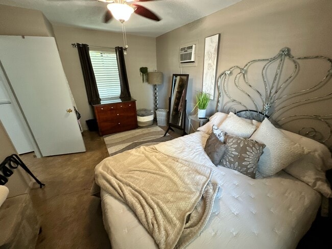 217 NW 39th St in Oakland Park, FL - Foto de edificio - Building Photo