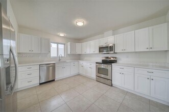 9557 SW 40th Terrace in Olympia Heights, FL - Building Photo - Building Photo