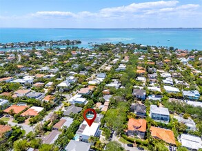 230 W McIntyre St in Key Biscayne, FL - Foto de edificio - Building Photo