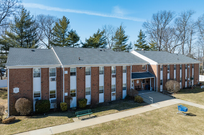 Tall Oaks Senior Housing in Massapequa, NY - Building Photo - Building Photo