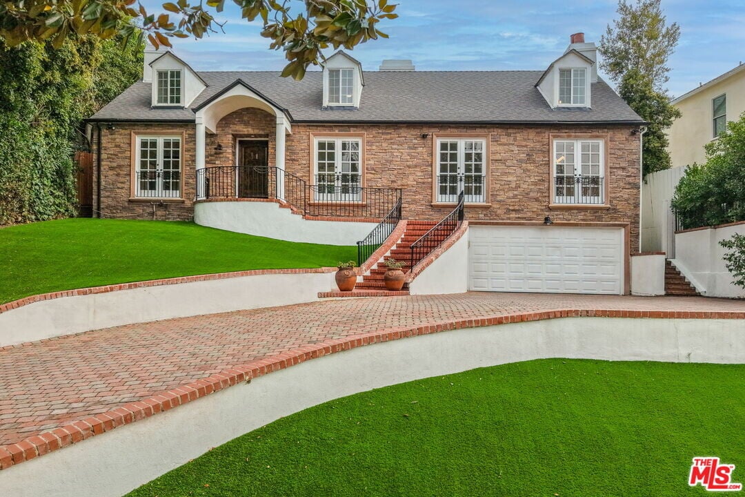 500 Warner Ave in Los Angeles, CA - Building Photo