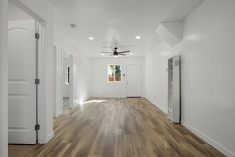 9202-9208 Kenwood Dr in Spring Valley, CA - Building Photo - Interior Photo