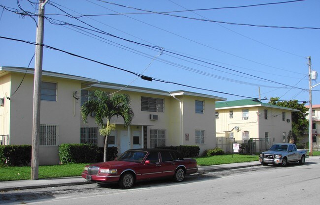 2445 10th St in Miami, FL - Building Photo - Building Photo