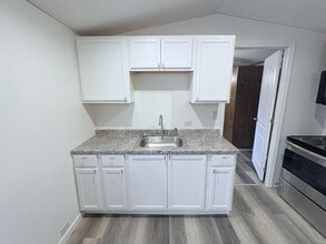 930 Cedar Village Ln in Seneca, SC - Building Photo - Building Photo