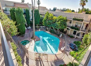 11670 W Sunset Blvd, Unit Brentwood Village Unit in Los Angeles, CA - Building Photo - Building Photo