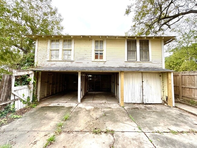 property at 810 W Magnolia Ave