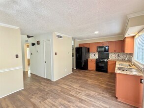 7936 Ellinger Ln in Houston, TX - Building Photo - Building Photo