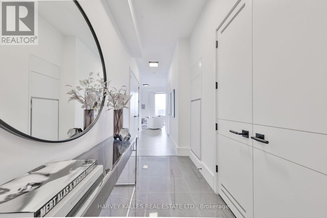 215 Lonsdale Rd in Toronto, ON - Building Photo