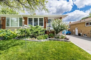 59 Vanguard Dr in Toronto, ON - Building Photo