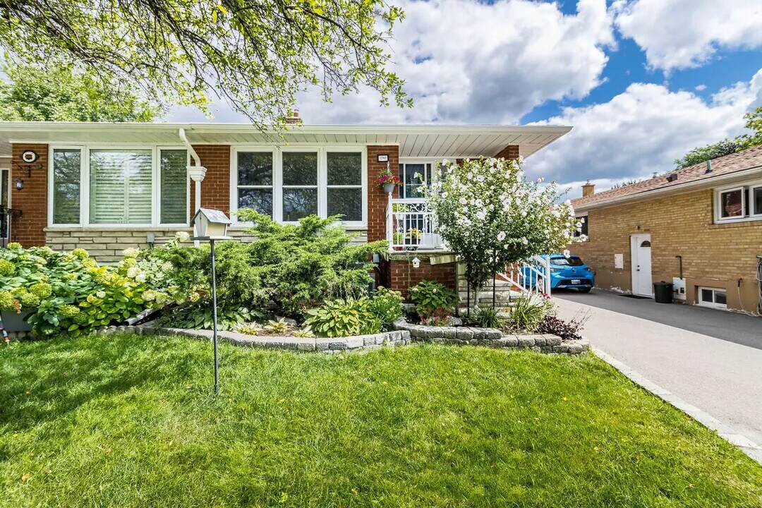 59 Vanguard Dr in Toronto, ON - Building Photo