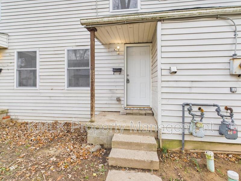 9042 Maple Grove Rd in Windham, OH - Building Photo