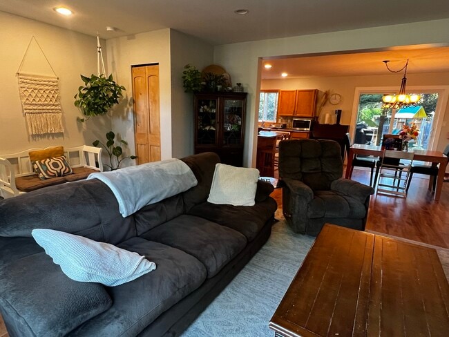 1601 Dalmatian Dr in Parksville, BC - Building Photo - Building Photo