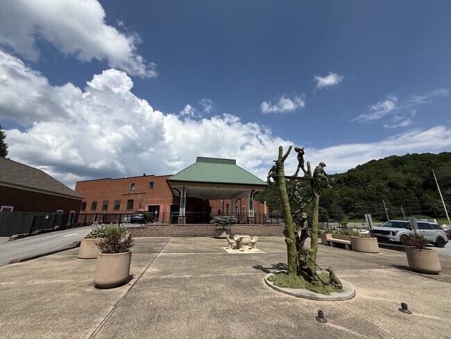 215 S Jefferson Ave in West Jefferson, NC - Building Photo - Building Photo