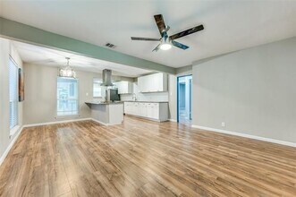 806 Marshalldell Ave in Dallas, TX - Building Photo - Building Photo