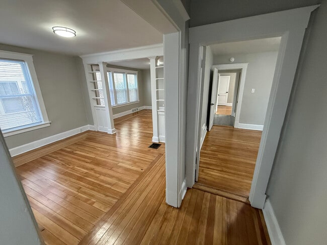 23 Gridley St, Unit First Floor in Bristol, CT - Foto de edificio - Building Photo