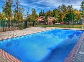 Fairview Oaks Woods in Fairview, OR - Foto de edificio - Building Photo