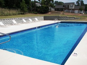 Village Chase Apartments in Fayetteville, NC - Foto de edificio - Building Photo