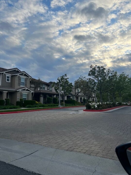 24098 Stone Creek Dr in Santa Clarita, CA - Building Photo