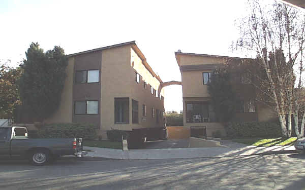 1376 E Acacia Ave in Glendale, CA - Building Photo - Building Photo